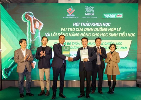 Đồng hành cùng con chinh phục sức bền- Ảnh 3. Viện Dinh dưỡng quốc gia và Nestlé Việt Nam hợp tác chiến lược