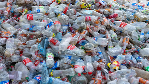 Ảnh: iStock Nghiên cứu chỉ ra Công ty Coca Cola của Mỹ là nhà sản xuất gây ô nhiễm nhựa lớn nhất, chiếm 11% tổng ô nhiễm nhựa toàn cầu - Ảnh: iStock