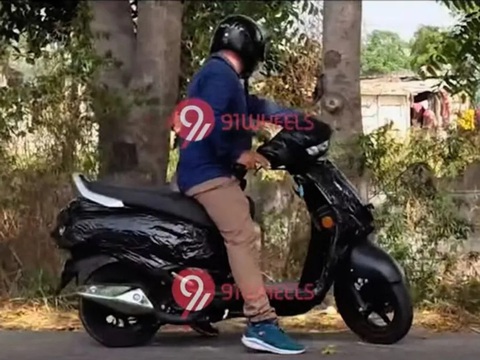 Suzuki sắp ra xe máy điện đầu tiên: Sẽ có giá rẻ, bổ sung cho bản xăng cạnh tranh Honda Vision- Ảnh 3. Suzuki Access 125 facelift được bắt gặp chạy thử - Ảnh: 91Wheels