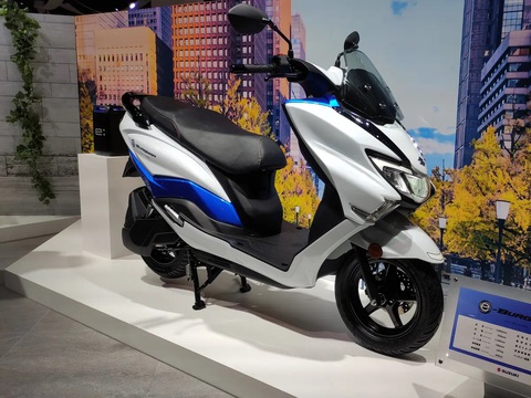 Suzuki sắp ra xe máy điện đầu tiên: Sẽ có giá rẻ, bổ sung cho bản xăng cạnh tranh Honda Vision- Ảnh 2. Nguyên mẫu Suzuki e-Burgman xuất hiện tại Japan Mobility Show 2023. Có thể xe máy điện đầu tiên của Suzuki sẽ có bảng màu tương tự - Ảnh:Liputan6.com