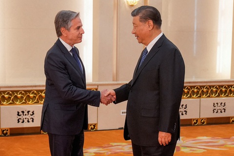 Gặp Ngoại trưởng Mỹ, ông Tập Cận Bình nhắc 'cài nút áo đầu tiên cho đúng'- Ảnh 1. Ngoại trưởng Mỹ Antony Blinken (bên trái) bắt tay Tổng bí thư, Chủ tịch nước Trung Quốc Tập Cận Bình tại Bắc Kinh ngày 26-4 - Ảnh: REUTERS