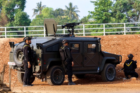 Thái Lan thúc giục ASEAN hành động sau vụ quân nổi dậy Myanmar áp sát biên giới- Ảnh 1. Binh sĩ Thái Lan làm nhiệm vụ gần một cây cầu bắc qua biên giới Thái Lan - Myanmar khi quân nổi dậy giao tranh với quân đội Myanmar - Ảnh: REUTERS