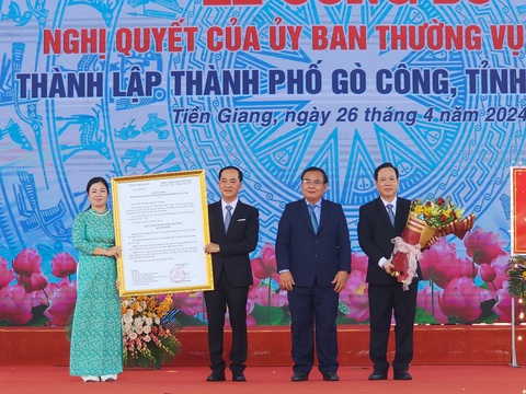 Ông Nguyễn Văn Danh - Bí thư Tỉnh ủy Tiền Giang trao Nghị quyết của Ủy ban Thường vụ Quốc hội thành lập thành phố Gò Công cho Đảng bộ, chính quyền và nhân dân thị xã Gò Công - Ảnh: MẬU TRƯỜNG Ông Võ Văn Bình - chủ tịch Hội đồng nhân dân Tiền Giang (thứ 2 bên phải) trao quyết định của Ban Chấp hành Đảng bộ tỉnh về việc chuyển Đảng bộ thị xã Gò Công thành Đảng bộ thành phố Gò Công - Ảnh: MẬU TRƯỜNG