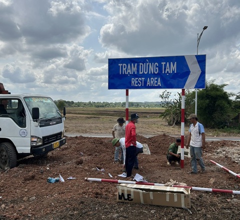 Lễ này đi lại trên cao tốc từ TP.HCM đến Nha Trang ra sao?- Ảnh 2. Ban quản lý dự án Thăng Long đang lắp biển hướng dẫn đến trạm dừng nghỉ tại nút giao cao tốc Phan Thiết - Dầu Giây với đường tỉnh ĐT 765, huyện Xuân Lộc, tỉnh Đồng Nai - Ảnh: MAI THỨC