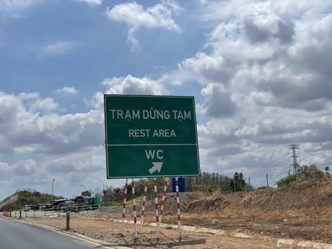 Lễ này đi lại trên cao tốc từ TP.HCM đến Nha Trang ra sao?- Ảnh 4. Biển báo hướng dẫn tới trạm dừng nghỉ trên cao tốc Vĩnh Hảo - Phan Thiết - Ảnh: MAI THỨC
