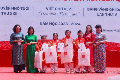 18 'Trạng Nguyên nhỏ tuổi' được vinh danh tại Văn Miếu- Ảnh 1. Ban tổ chức trao giải cho các thí sinh đạt giải nhất hội thi Viết chữ đẹp - Ảnh: C. TUỆ