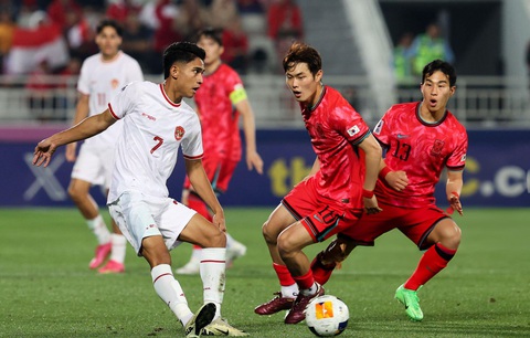 Thắng sốc Hàn Quốc trong trận đấu kịch tính, U23 Indonesia vào bán kết U23 châu Á- Ảnh 1. U23 Indonesia (áo trắng) đã có trận đấu xuất sắc trước U23 Hàn Quốc - Ảnh: GETTY