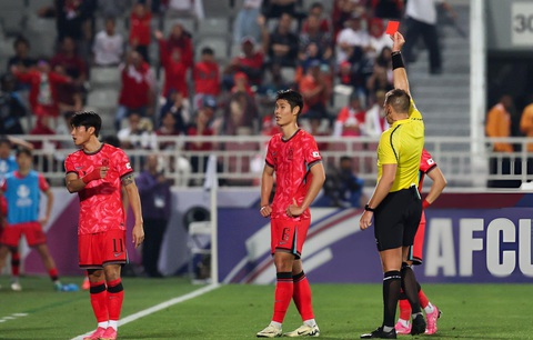 Thắng sốc Hàn Quốc trong trận đấu kịch tính, U23 Indonesia vào bán kết U23 châu Á- Ảnh 3. Baek Jong Bum nhận thẻ đỏ trực tiếp trong hiệp 2 - Ảnh: GETTY