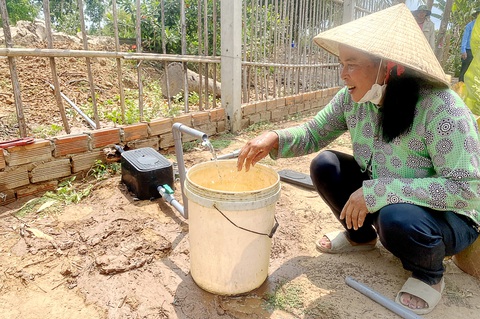 Chị Thao Thị Giang (xã Tài Văn, huyện Trần Đề, Sóc Trăng) vui mừng vì có nước ngọt sinh hoạt trong những ngày nắng nóng - Ảnh: KHẮC TÂM Chị Thao Thị Giang (xã Tài Văn, huyện Trần Đề, Sóc Trăng) vui mừng vì có nước ngọt sinh hoạt trong những ngày nắng nóng - Ảnh: KHẮC TÂM