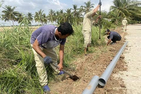 Các công nhân đang đào đường để mở rộng hệ thống ống dẫn nước, đem nước ngọt cho người dân ở ven biển của tỉnh Sóc Trăng - Ảnh: KHẮC TÂM Các công nhân đang đào đường để mở rộng hệ thống ống dẫn nước, đem nước ngọt cho người dân ở ven biển của tỉnh Sóc Trăng - Ảnh: KHẮC TÂM
