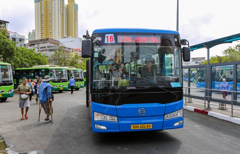 Xe buýt kết nối sân bay Tân Sơn Nhất chạy cả ngày lẫn đêm dịp lễ 30-4 và 1-5- Ảnh 1. 239 xe buýt ở TP.HCM đã được thay mới và trang bị đầy đủ tiện ích từ ngày 1-4 - Ảnh: CHÂU TUẤN