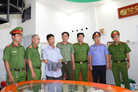 Bắt Dương Hồng Hiếu về tội vu khống, xuyên tạc sai sự thật- Ảnh 1. Bị can Dương Hồng Hiếu (thứ 3 từ trái sang) đã bị Công an tỉnh Kiên Giang bắt giữ - Ảnh: TIẾN DŨNG