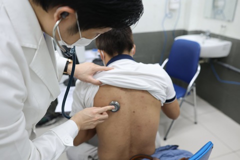 Tưởng liệt do xương khớp, không ngờ là lupus ban đỏ gây bệnh- Ảnh 2. TS Khánh thăm khám cho bệnh nhân lupus ban đỏ tại Bệnh viện Bạch Mai - Ảnh: BSCC