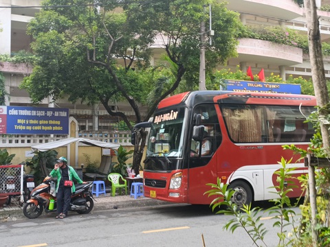 Bến xe mọc sát trường học, chẳng lẽ bó tay?- Ảnh 5. Cạnh nhà xe Đại Ngân là Trường tiểu học Huỳnh Kiến Hoa - Ảnh: M.TR.