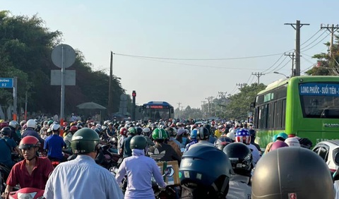 Đầu lễ 30-4, phía đông TP.HCM ùn xe: Cảnh sát giao thông huy động 100% quân túc trực- Ảnh 2. Dòng xe ùn ứ kéo dài tại đường D2 - Lã Xuân Oai (TP Thủ Đức) vào sáng 26-4 - Ảnh: MINH TUẤN