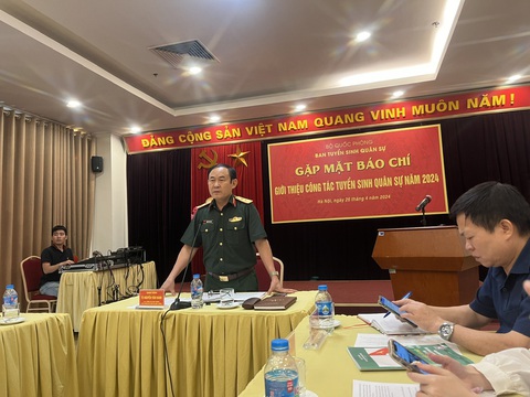 Năm 2025 sẽ có kỳ thi riêng cho tuyển sinh quân đội- Ảnh 1. Trung tướng Nguyễn Văn Oanh, cục trưởng Cục Nhà trường (Bộ Quốc phòng), chia sẻ về kỳ thi đánh giá riêng tuyển sinh cho các trường quân đội từ năm 2025 - Ảnh: VĨNH HÀ