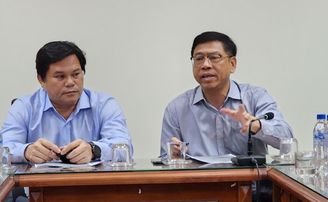 Ly kỳ vụ chìm sà lan ở Lý Sơn, 4 nạn nhân tử vong không phải 5 thuyền viên đăng ký rời cảng- Ảnh 3. Thứ trưởng Nguyễn Xuân Sang (phải) trực tiếp chỉ đạo tìm kiếm - Ảnh: TRẦN MAI