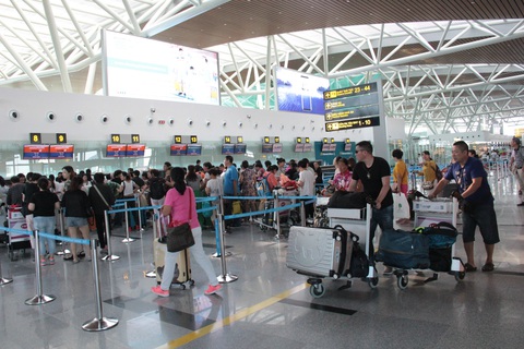 Mải mê nói chuyện, để quên túi có hơn 300 triệu ở sân bay Đà Nẵng- Ảnh 1. Sân bay Đà Nẵng đông đúc trong dịp lễ - Ảnh: TRƯỜNG TRUNG