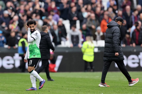 Sốc: Mohamed Salah và HLV Klopp tranh cãi nảy lửa trong trận hòa West Ham- Ảnh 2. Salah và HLV Klopp lướt qua nhau sau trận đấu - Ảnh: REUTERS