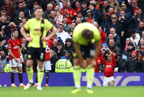 Thỉnh thoảng mới ghi bàn, Antony không cứu được Man United- Ảnh 2. Antony ăn mừng bàn thắng vào lưới Burnley - Ảnh: REUTERS