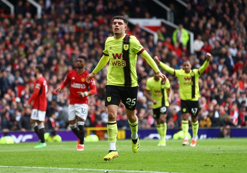 Thỉnh thoảng mới ghi bàn, Antony không cứu được Man United- Ảnh 1. Niềm vui của Zeki Amdouni sau khi ghi bàn gỡ hòa 1-1 cho Burnley - Ảnh: REUTERS