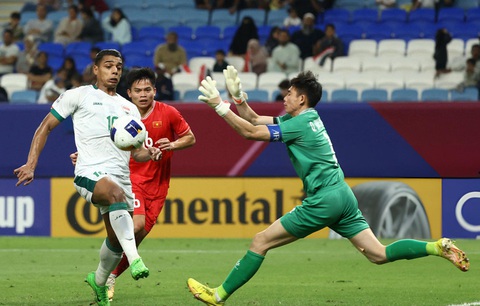 Giải U23 châu Á: Bạn đọc thất vọng vì cách thua của U23 Việt Nam- Ảnh 1. Tình huống lao ra của thủ môn Văn Chuẩn dẫn đến quả đá phạt 11m cho U23 Iraq - Ảnh: AFP