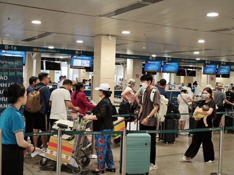 Tân Sơn Nhất khác lạ dịp lễ 30-4, thông thoáng ngày đầu cao điểm đi lại- Ảnh 1. Khách xếp hàng trật tự vào khu làm thủ tục check-in của Vietnam Airlines tại Tân Sơn Nhất - Ảnh: CÔNG TRUNG