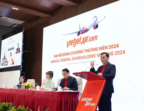 Vietjet đặt kế hoạch vận chuyển 27 triệu lượt khách năm 2024- Ảnh 3. Tổng giám đốc Vietjet Đinh Việt Phương báo cáo tại đại hội - Ảnh: N.Q