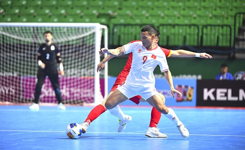 Đội tuyển futsal Việt Nam (áo trắng) trong trận play-off thua Kyrgyzstan - Ảnh: AFC Đội tuyển futsal Việt Nam (áo trắng) trong trận play-off thua Kyrgyzstan - Ảnh: AFC