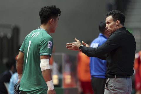 Tuyển futsal Việt Nam tiếp tục gắn bó với HLV vô địch World Cup- Ảnh 1. HLV Diego Giustozzi (phải) chỉ đạo thủ môn Hồ Văn Ý tại Giải futsal châu Á 2024 - Ảnh: AFC