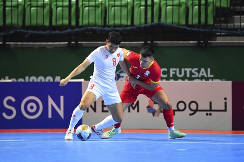 Tuyển futsal Việt Nam tiếp tục gắn bó với HLV vô địch World Cup- Ảnh 2. Đội tuyển futsal Việt Nam (áo trắng) trong trận play-off thua Kyrgyzstan ở Giải futsal châu Á 2024 - Ảnh: AFC