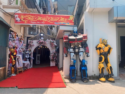 Ảnh vui 27-4: Autobot đứng đón khách đám cưới ở Việt Nam- Ảnh 1. Anh hùng ở khắp nơi, nhưng ở Việt Nam cũng đứng gác cổng cưới thôi.