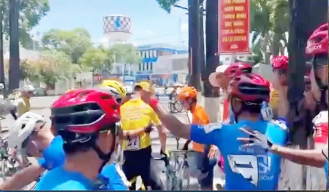 Áo vàng Petr Rikunov và Lê Nguyệt Minh bị cảnh cáo vì gây gổ sau đích đến- Ảnh 1. Áo vàng Petr Rikunov và Lê Nguyệt Minh (số 11, giơ tay) gây gổ sau khi qua đích đến tại TP Cần Thơ - Ảnh cắt từ clip