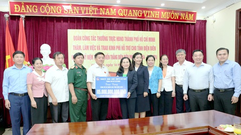 Ân tình trên đất Điện Biên - Kỳ cuối: Sáng điện ở Điện Biên Đông- Ảnh 2. Bà Nguyễn Thị Lệ, phó bí thư Thành ủy, chủ tịch HĐND TP.HCM, vừa trao 85 tỉ đồng tặng nhân dân Điện Biên nhân dịp kỷ niệm 70 năm chiến thắng Điện Biên Phủ, trong đó 50 tỉ đồng để xóa bản không điện cho huyện Điện Biên Đông, 35 tỉ đồng để tôn tạo di tích lịch sử đồi E2 và đền thờ Bác Hồ - Ảnh: T.Đ.B.