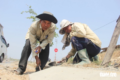Miền Trung nắng nóng vượt lịch sử ở nhiều nơi, hôm nay còn tiếp tục- Ảnh 1. Nắng nóng nhiều tỉnh miền Trung lập kỷ lục trong ngày 26-4 và dự báo còn kéo dài - Ảnh: TRƯỜNG TRUNG