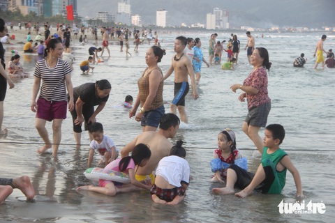 Miền Trung nắng nóng vượt lịch sử ở nhiều nơi, hôm nay còn tiếp tục- Ảnh 2. Nhiều người chọn ra biển giải nhiệt trong những ngày thời tiết nắng nóng - Ảnh: TRƯỜNG TRUNG