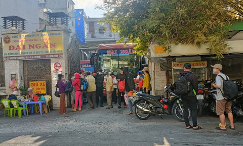 Bến xe mọc sát trường học, chẳng lẽ bó tay?- Ảnh 3. Những lúc cao điểm, tình trạng đón trả khách tấp nập gây xáo trộn khu vực (ảnh chụp sáng 27-4) - Ảnh: M.TR.