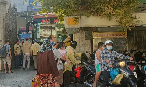 Bến xe mọc sát trường học, chẳng lẽ bó tay?- Ảnh 4. Việc đón trả khách diễn ra thường xuyên trong ngày (ảnh chụp sáng 27-4) - Ảnh: M.TR.
