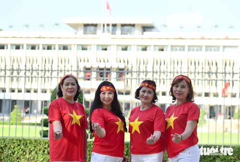 TP.HCM trong lành, cờ đỏ rợp phố ngày đầu nghỉ lễ- Ảnh 2. Cô Lệ Thu (thứ 2 từ trái qua) cùng nhóm bạn của mình từ quận Tân Phú đến Dinh Độc Lập để lưu lại những khoảnh khắc đẹp dịp lễ đặc biệt này
