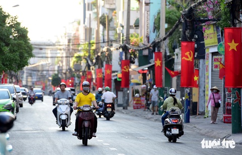 TP.HCM trong lành, cờ đỏ rợp phố ngày đầu nghỉ lễ- Ảnh 3. Đường Huỳnh Văn Bánh (quận Phú Nhuận) rực rỡ cờ đỏ