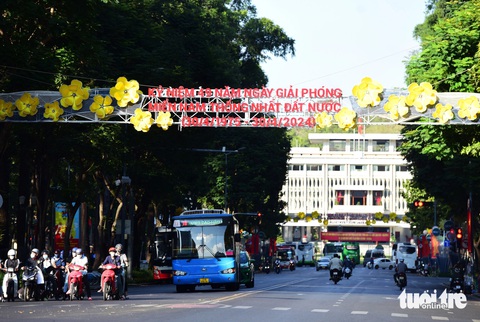 TP.HCM trong lành, cờ đỏ rợp phố ngày đầu nghỉ lễ- Ảnh 6. Năm nay là kỷ niệm 49 năm Ngày Giải phóng miền Nam, thống nhất đất nước