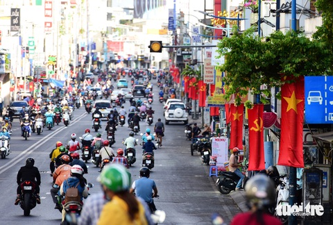 TP.HCM trong lành, cờ đỏ rợp phố ngày đầu nghỉ lễ- Ảnh 7. Cờ treo thẳng tắp trên đường Phan Đình Phùng (quận Phú Nhuận, TP.HCM)