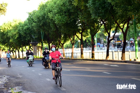 TP.HCM trong lành, cờ đỏ rợp phố ngày đầu nghỉ lễ- Ảnh 10. Hàng cây xanh mát dọc kênh Nhiêu Lộc - Thị Nghè tạo cảm giác bình yên buổi sáng sớm