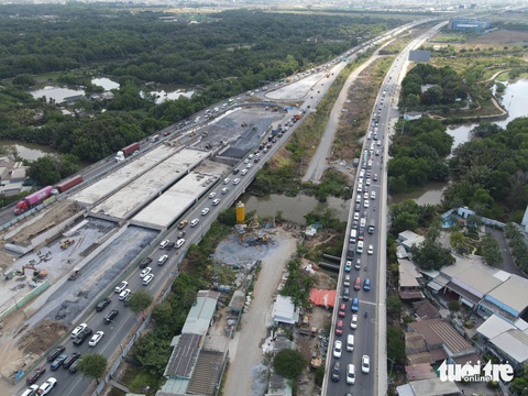 Đi lại ngày đầu nghỉ lễ 30-4: Cao tốc TP.HCM - Long Thành - Dầu Giây dễ thở- Ảnh 2. Cáo tốc TP.HCM - Long Thành - Dầu Giây ổn định sáng 27-4 - Ảnh: LÊ PHAN