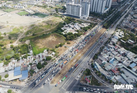 Đi lại ngày đầu nghỉ lễ 30-4: Cao tốc TP.HCM - Long Thành - Dầu Giây dễ thở- Ảnh 3. Dòng xe nối đuôi nhau trên đường Mai Chí Thọ hướng từ cầu vượt Cát Lái về nút giao An Phú - Ảnh: LÊ PHAN