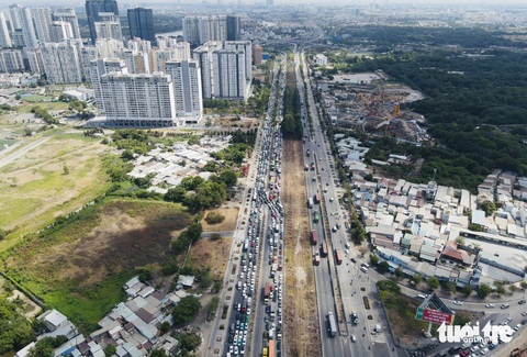 Đi lại ngày đầu nghỉ lễ 30-4: Cao tốc TP.HCM - Long Thành - Dầu Giây dễ thở- Ảnh 6. Đường Mai Chí Thọ là điểm khá căng thẳng, hàng trăm xe cộ nằm xếp hàng - Ảnh: LÊ PHAN