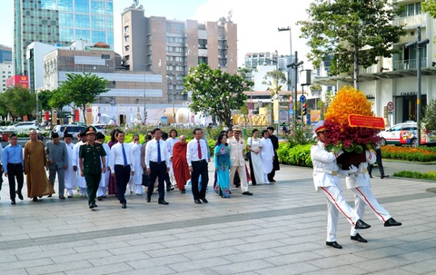 Lãnh đạo TP.HCM dâng hương Chủ tịch Hồ Chí Minh, các anh hùng liệt sĩ- Ảnh 4. Đoàn đại biểu TP.HCM dâng hoa tưởng niệm Chủ tịch Hồ Chí Minh tại công viên Tượng đài Chủ tịch Hồ Chí Minh - Ảnh: B.P.