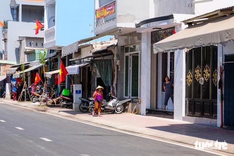 Vì sao một đoạn đường Tạ Quang Bửu làm 23 năm mới thông xe?- Ảnh 2. Đường Tạ Quang Bửu nay sạch sẽ, khang trang, không còn tình trạng ô nhiễm, ngập nước như trước - Ảnh: PHƯƠNG NHI