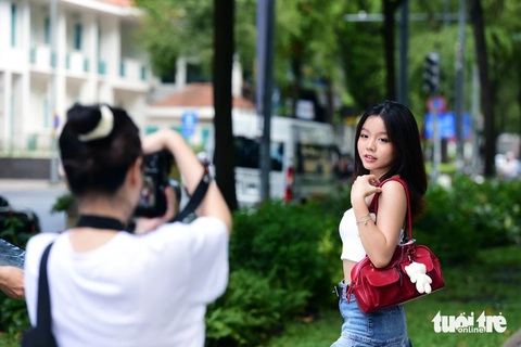 Giới trẻ thưởng thức cà phê bệt, tránh nóng ở công viên- Ảnh 1. Bạn Trâm Anh, Trường đại học Tôn Đức Thắng, được bạn ghi lại những khoảnh khắc đẹp tại công viên 30-4