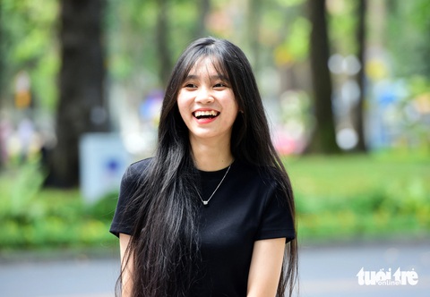 Giới trẻ thưởng thức cà phê bệt, tránh nóng ở công viên- Ảnh 4. Bạn Ngọc Linh, Trường THPT Võ Thị Sáu, cho biết rất thích thời tiết sáng sớm nay. Trời không quá nóng và xe cộ đi lại cũng ít hơn ngày thường rất nhiều